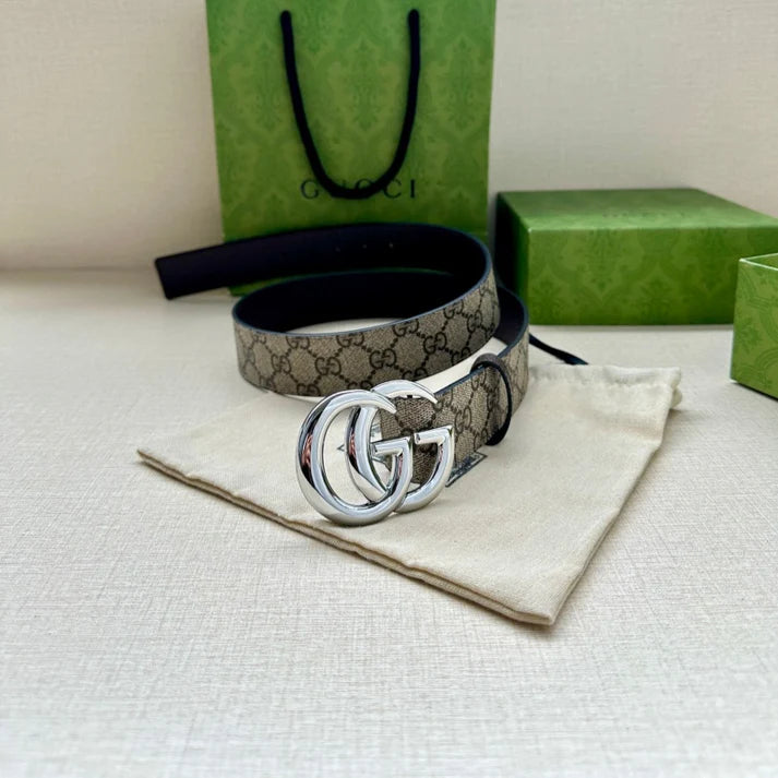 Fashionable genuine leather belt with letter detailing, suitable for pairing with jeans or dress trousers.