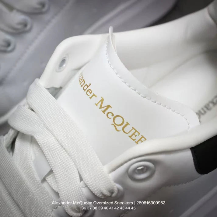 Classic tennis-style, fashionable, casual, non-slip lace-up shoes designed for both walking and running