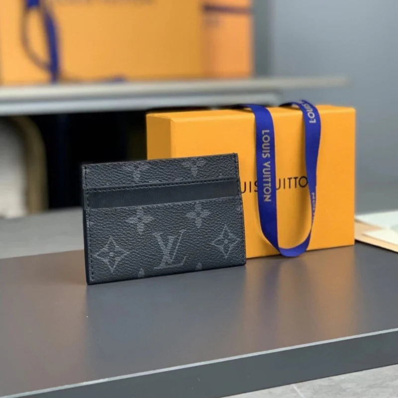 A classic-style card holder—lightweight and convenient to carry.