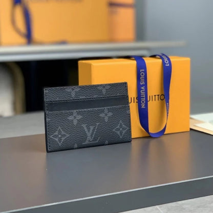 A classic-style card holder—lightweight and convenient to carry.
