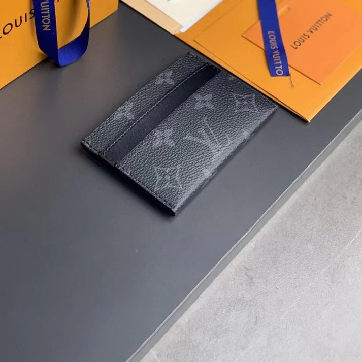 A classic-style card holder—lightweight and convenient to carry.